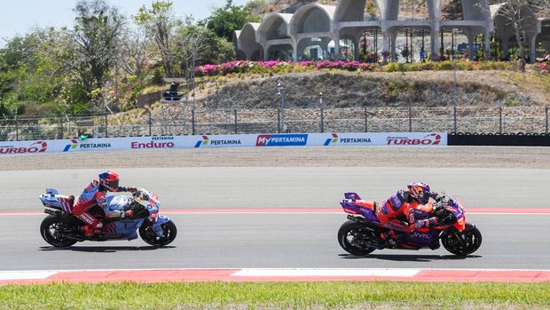 Jorge Martin Tercepat di Kualifikasi MotoGP Mandalika 2024 Jorge Martin berhasil menjadi yang tercepat dalam sesi kualifikasi MotoGP Mandalika 2024. Martinator disambut kerumunan fans selepas dari trek.