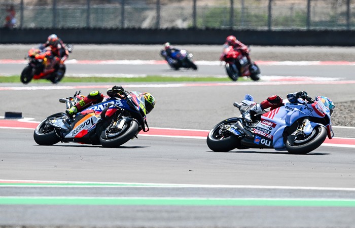 Jorge Martin berhasil menjadi yang tercepat dalam sesi kualifikasi MotoGP Mandalika 2024. Martinator disambut kerumunan fans selepas dari trek.