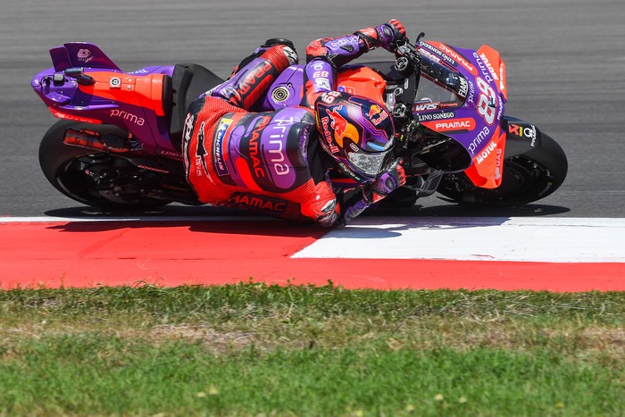 Jorge Martin berhasil menjadi yang tercepat dalam sesi kualifikasi MotoGP Mandalika 2024. Martinator disambut kerumunan fans selepas dari trek.