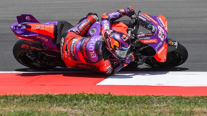 Jorge Martin Tercepat di Kualifikasi MotoGP Mandalika 2024 Jorge Martin berhasil menjadi yang tercepat dalam sesi kualifikasi MotoGP Mandalika 2024. Martinator disambut kerumunan fans selepas dari trek.