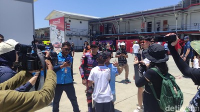 Momen-momen Kedekatan Rider MotoGP Mandalika 2024 dengan Fans