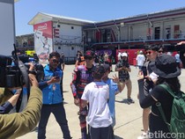 Momen-momen Kedekatan Rider MotoGP Mandalika 2024 dengan Fans