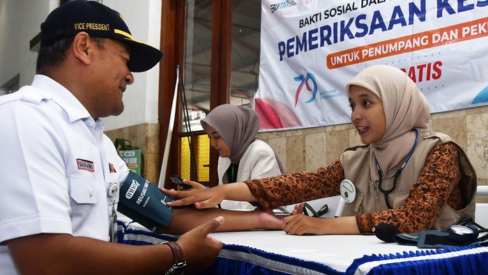 Kepala PT KAI Daerah Operasi (Daop) 7 Madiun Suharjono (kiri) memeriksa kesehatan saat bakti sosial PT Kereta Api Indonesia (KAI) di Stasiun KA Madiun, Jawa Timur, Sabtu (28/9/2024). Kegiatan layanan pemeriksaan kesehatan dan pemberian obat-obatan gratis kepada karyawan PT KAI dan masyarakat umum tersebut dalam rangka peringatan HUT ke-79 KAI.