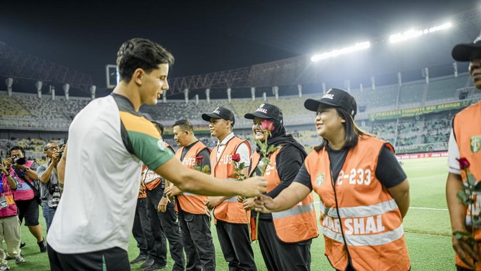 Kapten Persebaya Bruno Moreira memberikan mawar ke steward sebelum laga menjamu Dewa United