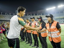 Momen Indah Pemain Persebaya dan Dewa United Beri Bunga ke Steward