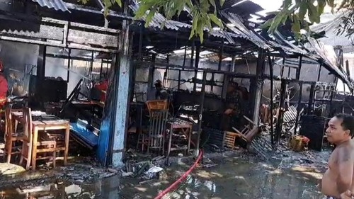 Kebakaran warung nasi campur Bali dan 2 kios di Gianyar, Sabtu (28/9/2024). (Istimewa).