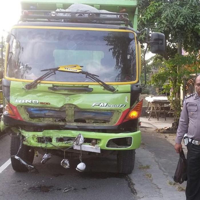 kecelakaan xenia vs truk di  Sukomoro, Nganjuk