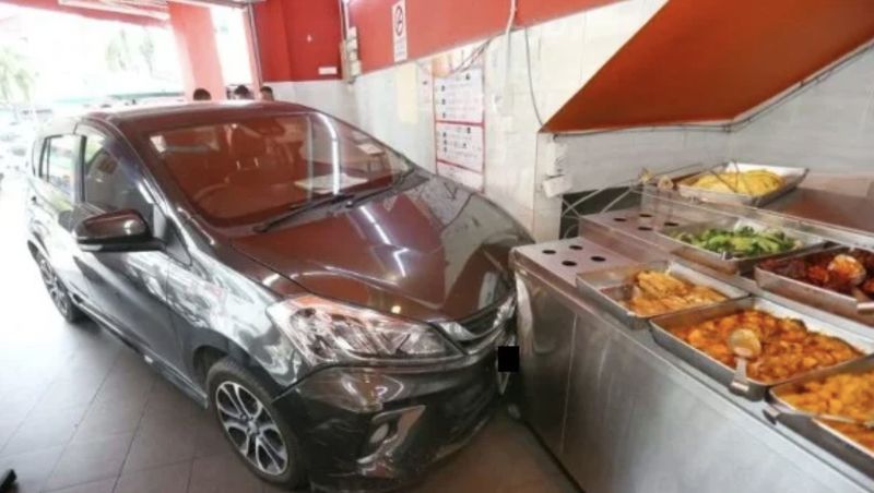Kedai Nasi Ditabrak Mobil Lansia, Pemiliknya Malah Traktir Makan