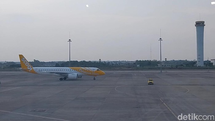 Kedatangan maskapai Scoot di Bandara Kertajati.