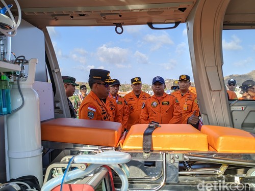 Kepala Badan Nasional Pencarian dan Pertolongan (Basarnas) Marsekal Madya TNI Kusworo saat mengecek pemasangan alat medis di helikopter tipe HR-3606 di Helipad Sirkuit Mandalika, Sabtu (28/9/2024). (Ahmad Viqi/detikBali)