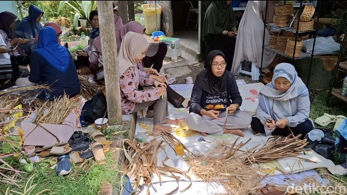 Kesibukan ibu-ibu di Palembang membuat produk bernilai ekonomis dari eceng gondok.