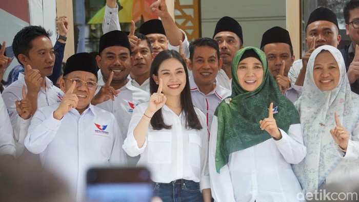 Ketua Umum PPerindo Englea Tanoesoedibjo (tengah) bersama Sitti Rohmi Djalillah saat acara konsolidasi internal di Kantor DPW Perindo NTB, Sabtu (28/9/2024).