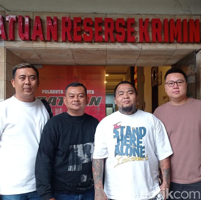 King Abdi bersama rekan melapor ke Polresta Malang Kota