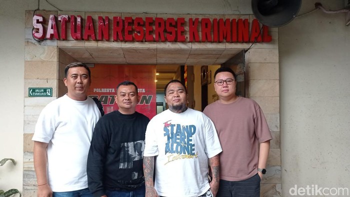 King Abdi bersama rekan melapor ke Polresta Malang Kota