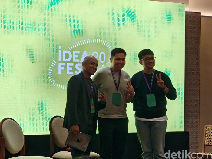 (Kiri-kanan) Managing Director of Accenture Indonesia - Data & AI Lead Budiono, CEO & Founder of MadebyHumans & MadebyMachines Michael Andrian, dan Co-Founder/CEO of AnimaleCreative Febrian Adiputra sebagai moderator