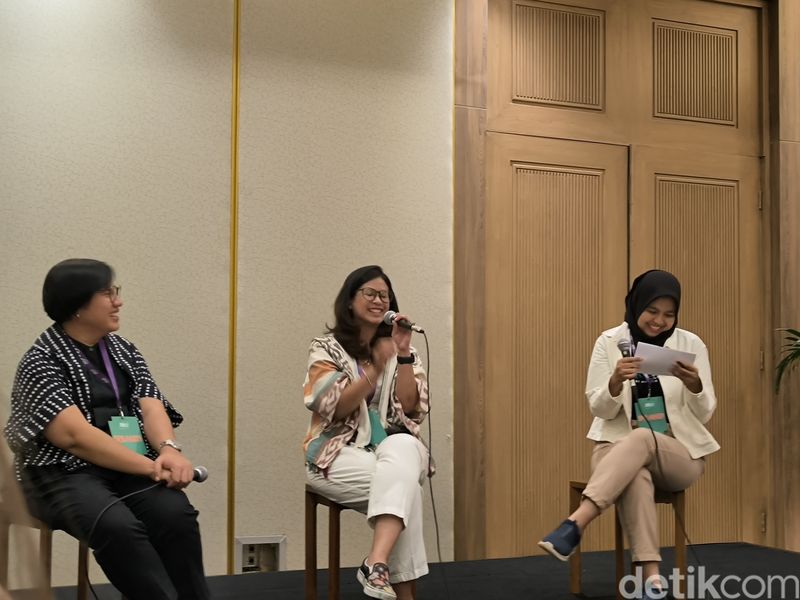 (Kiri-kanan) Program Director Koaksi Indonesia Verena Puspawardini, Public Affairs Communications and Sustainability Manager Amandinda Bumi Nusantara Rachel Nathasia, Dan Business Development Manager Ecoxyztem Ika Juliana sebagai moderator
