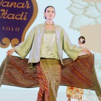Batik Danar Hadi mempersembahkan fashion show bertajuk Kembang Parang dalam acara perhelatan mode Fashion Nation 2024, bertempat di Atrium Mall Senayan City, Jakarta, Kamis [26/9/2024]. Fashion show Kembang Parang ditampilkan dalam empat sequence masing-masing dengan tema Kebaya oleh Didiet Maulana, Sekar Agung oleh desainer Inhouse, Kembang Parang oleh Wilsen Willim, dan Aneka Parang oleh Hutama Adi. Foto: Mohammad Abduh/detikcom.