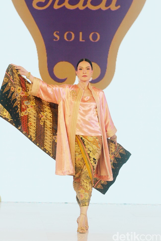 Batik Danar Hadi mempersembahkan fashion show bertajuk Kembang Parang dalam acara perhelatan mode Fashion Nation 2024, bertempat di Atrium Mall Senayan City, Jakarta, Kamis [26/9/2024]. Fashion show Kembang Parang ditampilkan dalam empat sequence masing-masing dengan tema Kebaya oleh Didiet Maulana, Sekar Agung oleh desainer Inhouse, Kembang Parang oleh Wilsen Willim, dan Aneka Parang oleh Hutama Adi. Foto: Mohammad Abduh/detikcom.