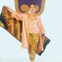 Batik Danar Hadi mempersembahkan fashion show bertajuk Kembang Parang dalam acara perhelatan mode Fashion Nation 2024, bertempat di Atrium Mall Senayan City, Jakarta, Kamis [26/9/2024]. Fashion show Kembang Parang ditampilkan dalam empat sequence masing-masing dengan tema Kebaya oleh Didiet Maulana, Sekar Agung oleh desainer Inhouse, Kembang Parang oleh Wilsen Willim, dan Aneka Parang oleh Hutama Adi. Foto: Mohammad Abduh/detikcom.