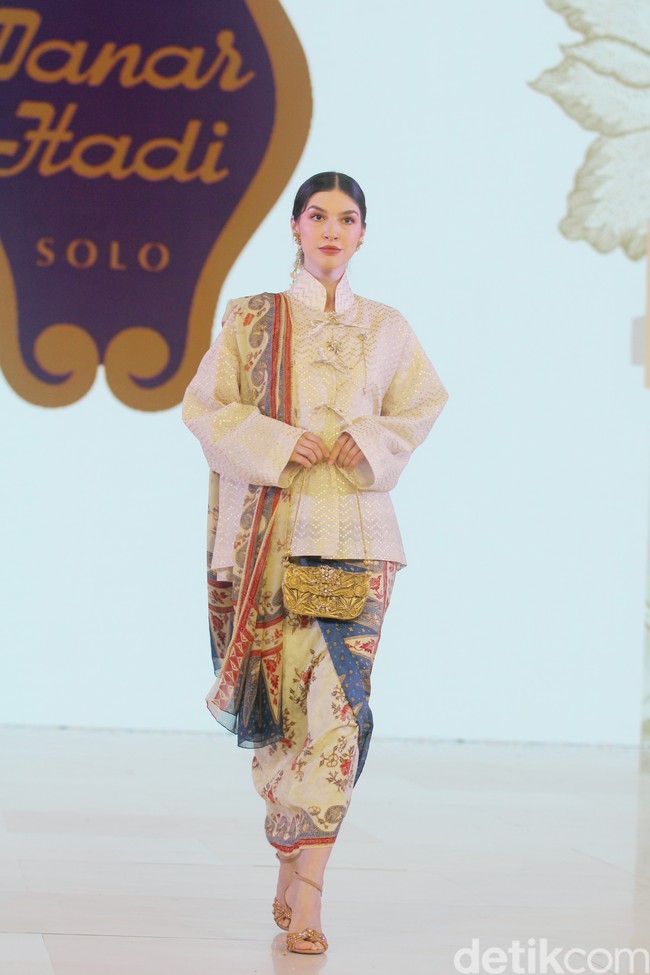 Batik Danar Hadi mempersembahkan fashion show bertajuk Kembang Parang dalam acara perhelatan mode Fashion Nation 2024, bertempat di Atrium Mall Senayan City, Jakarta, Kamis [26/9/2024]. Fashion show Kembang Parang ditampilkan dalam empat sequence masing-masing dengan tema Kebaya oleh Didiet Maulana, Sekar Agung oleh desainer Inhouse, Kembang Parang oleh Wilsen Willim, dan Aneka Parang oleh Hutama Adi. Foto: Mohammad Abduh/detikcom.