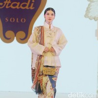 Batik Danar Hadi mempersembahkan fashion show bertajuk Kembang Parang dalam acara perhelatan mode Fashion Nation 2024, bertempat di Atrium Mall Senayan City, Jakarta, Kamis [26/9/2024]. Fashion show Kembang Parang ditampilkan dalam empat sequence masing-masing dengan tema Kebaya oleh Didiet Maulana, Sekar Agung oleh desainer Inhouse, Kembang Parang oleh Wilsen Willim, dan Aneka Parang oleh Hutama Adi. Foto: Mohammad Abduh/detikcom.