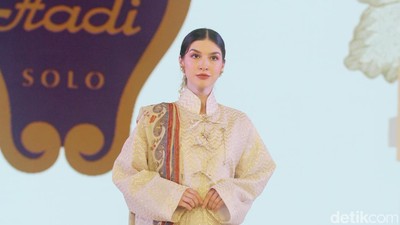 Foto: 10 Koleksi Batik Kembang Parang di Fashion Nation Senayan City