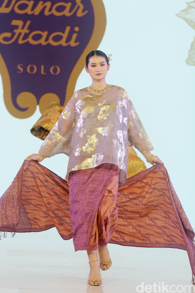 Batik Danar Hadi mempersembahkan fashion show bertajuk Kembang Parang dalam acara perhelatan mode Fashion Nation 2024, bertempat di Atrium Mall Senayan City, Jakarta, Kamis [26/9/2024]. Fashion show Kembang Parang ditampilkan dalam empat sequence masing-masing dengan tema Kebaya oleh Didiet Maulana, Sekar Agung oleh desainer Inhouse, Kembang Parang oleh Wilsen Willim, dan Aneka Parang oleh Hutama Adi. Foto: Mohammad Abduh/detikcom.