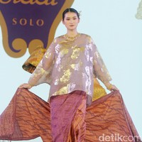 Batik Danar Hadi mempersembahkan fashion show bertajuk Kembang Parang dalam acara perhelatan mode Fashion Nation 2024, bertempat di Atrium Mall Senayan City, Jakarta, Kamis [26/9/2024]. Fashion show Kembang Parang ditampilkan dalam empat sequence masing-masing dengan tema Kebaya oleh Didiet Maulana, Sekar Agung oleh desainer Inhouse, Kembang Parang oleh Wilsen Willim, dan Aneka Parang oleh Hutama Adi. Foto: Mohammad Abduh/detikcom.
