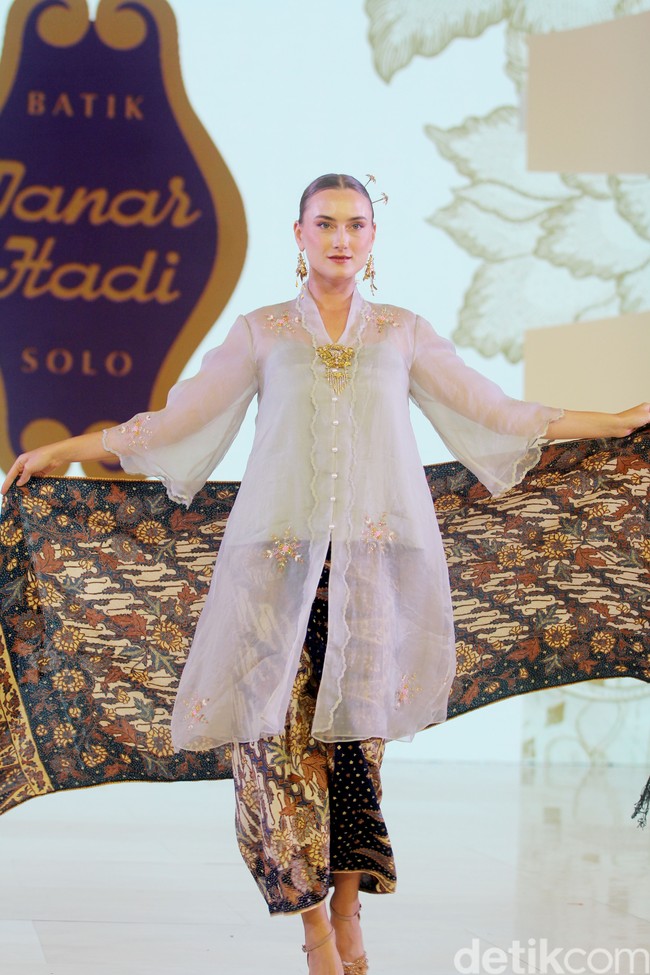 Batik Danar Hadi mempersembahkan fashion show bertajuk Kembang Parang dalam acara perhelatan mode Fashion Nation 2024, bertempat di Atrium Mall Senayan City, Jakarta, Kamis [26/9/2024]. Fashion show Kembang Parang ditampilkan dalam empat sequence masing-masing dengan tema Kebaya oleh Didiet Maulana, Sekar Agung oleh desainer Inhouse, Kembang Parang oleh Wilsen Willim, dan Aneka Parang oleh Hutama Adi. Foto: Mohammad Abduh/detikcom.
