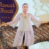 Batik Danar Hadi mempersembahkan fashion show bertajuk Kembang Parang dalam acara perhelatan mode Fashion Nation 2024, bertempat di Atrium Mall Senayan City, Jakarta, Kamis [26/9/2024]. Fashion show Kembang Parang ditampilkan dalam empat sequence masing-masing dengan tema Kebaya oleh Didiet Maulana, Sekar Agung oleh desainer Inhouse, Kembang Parang oleh Wilsen Willim, dan Aneka Parang oleh Hutama Adi. Foto: Mohammad Abduh/detikcom.