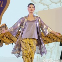 Batik Danar Hadi mempersembahkan fashion show bertajuk Kembang Parang dalam acara perhelatan mode Fashion Nation 2024, bertempat di Atrium Mall Senayan City, Jakarta, Kamis [26/9/2024]. Fashion show Kembang Parang ditampilkan dalam empat sequence masing-masing dengan tema Kebaya oleh Didiet Maulana, Sekar Agung oleh desainer Inhouse, Kembang Parang oleh Wilsen Willim, dan Aneka Parang oleh Hutama Adi. Foto: Mohammad Abduh/detikcom.