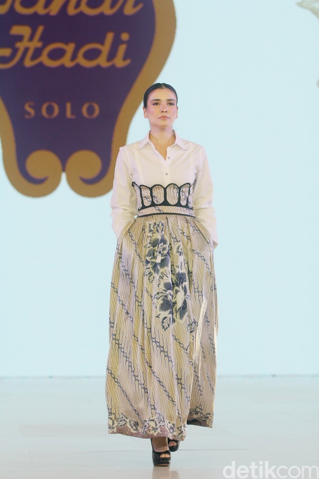 Batik Danar Hadi mempersembahkan fashion show bertajuk Kembang Parang dalam acara perhelatan mode Fashion Nation 2024, bertempat di Atrium Mall Senayan City, Jakarta, Kamis [26/9/2024]. Fashion show Kembang Parang ditampilkan dalam empat sequence masing-masing dengan tema Kebaya oleh Didiet Maulana, Sekar Agung oleh desainer Inhouse, Kembang Parang oleh Wilsen Willim, dan Aneka Parang oleh Hutama Adi. Foto: Mohammad Abduh/detikcom.