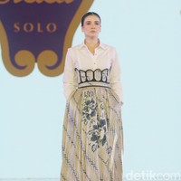 Batik Danar Hadi mempersembahkan fashion show bertajuk Kembang Parang dalam acara perhelatan mode Fashion Nation 2024, bertempat di Atrium Mall Senayan City, Jakarta, Kamis [26/9/2024]. Fashion show Kembang Parang ditampilkan dalam empat sequence masing-masing dengan tema Kebaya oleh Didiet Maulana, Sekar Agung oleh desainer Inhouse, Kembang Parang oleh Wilsen Willim, dan Aneka Parang oleh Hutama Adi. Foto: Mohammad Abduh/detikcom.