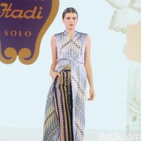 Batik Danar Hadi mempersembahkan fashion show bertajuk Kembang Parang dalam acara perhelatan mode Fashion Nation 2024, bertempat di Atrium Mall Senayan City, Jakarta, Kamis [26/9/2024]. Fashion show Kembang Parang ditampilkan dalam empat sequence masing-masing dengan tema Kebaya oleh Didiet Maulana, Sekar Agung oleh desainer Inhouse, Kembang Parang oleh Wilsen Willim, dan Aneka Parang oleh Hutama Adi. Foto: Mohammad Abduh/detikcom.