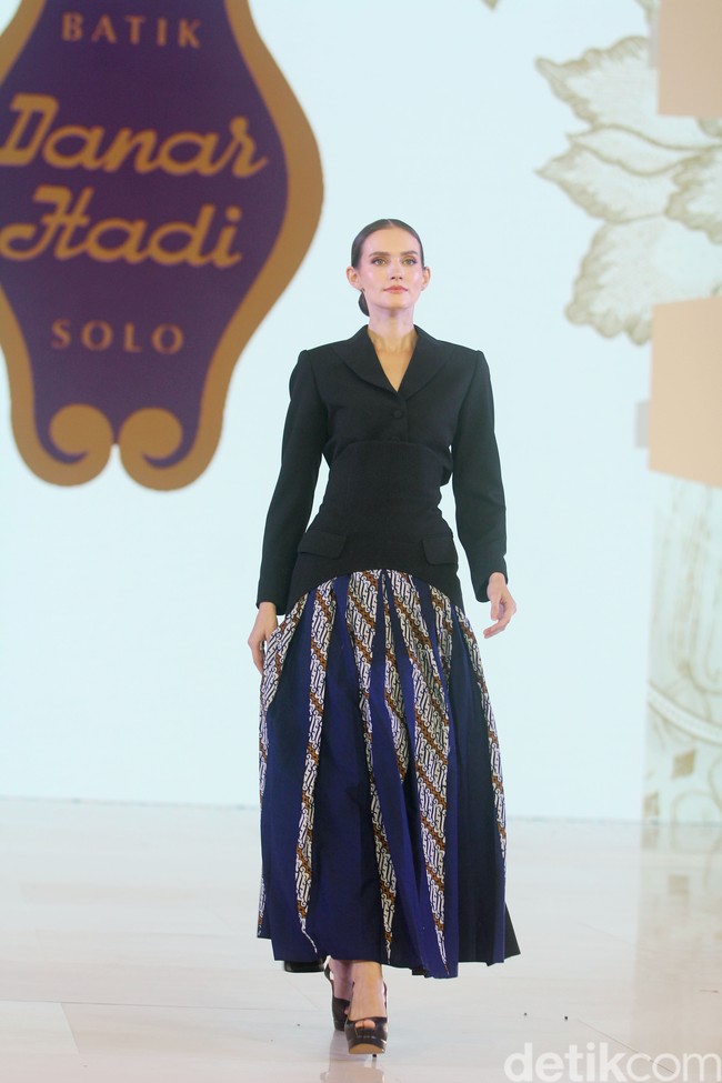 Batik Danar Hadi mempersembahkan fashion show bertajuk Kembang Parang dalam acara perhelatan mode Fashion Nation 2024, bertempat di Atrium Mall Senayan City, Jakarta, Kamis [26/9/2024]. Fashion show Kembang Parang ditampilkan dalam empat sequence masing-masing dengan tema Kebaya oleh Didiet Maulana, Sekar Agung oleh desainer Inhouse, Kembang Parang oleh Wilsen Willim, dan Aneka Parang oleh Hutama Adi. Foto: Mohammad Abduh/detikcom.
