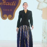 Batik Danar Hadi mempersembahkan fashion show bertajuk Kembang Parang dalam acara perhelatan mode Fashion Nation 2024, bertempat di Atrium Mall Senayan City, Jakarta, Kamis [26/9/2024]. Fashion show Kembang Parang ditampilkan dalam empat sequence masing-masing dengan tema Kebaya oleh Didiet Maulana, Sekar Agung oleh desainer Inhouse, Kembang Parang oleh Wilsen Willim, dan Aneka Parang oleh Hutama Adi. Foto: Mohammad Abduh/detikcom.