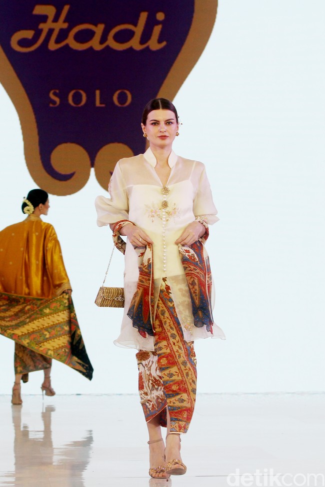 Batik Danar Hadi mempersembahkan fashion show bertajuk Kembang Parang dalam acara perhelatan mode Fashion Nation 2024, bertempat di Atrium Mall Senayan City, Jakarta, Kamis [26/9/2024]. Fashion show Kembang Parang ditampilkan dalam empat sequence masing-masing dengan tema Kebaya oleh Didiet Maulana, Sekar Agung oleh desainer Inhouse, Kembang Parang oleh Wilsen Willim, dan Aneka Parang oleh Hutama Adi. Foto: Mohammad Abduh/detikcom.