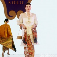 Batik Danar Hadi mempersembahkan fashion show bertajuk Kembang Parang dalam acara perhelatan mode Fashion Nation 2024, bertempat di Atrium Mall Senayan City, Jakarta, Kamis [26/9/2024]. Fashion show Kembang Parang ditampilkan dalam empat sequence masing-masing dengan tema Kebaya oleh Didiet Maulana, Sekar Agung oleh desainer Inhouse, Kembang Parang oleh Wilsen Willim, dan Aneka Parang oleh Hutama Adi. Foto: Mohammad Abduh/detikcom.