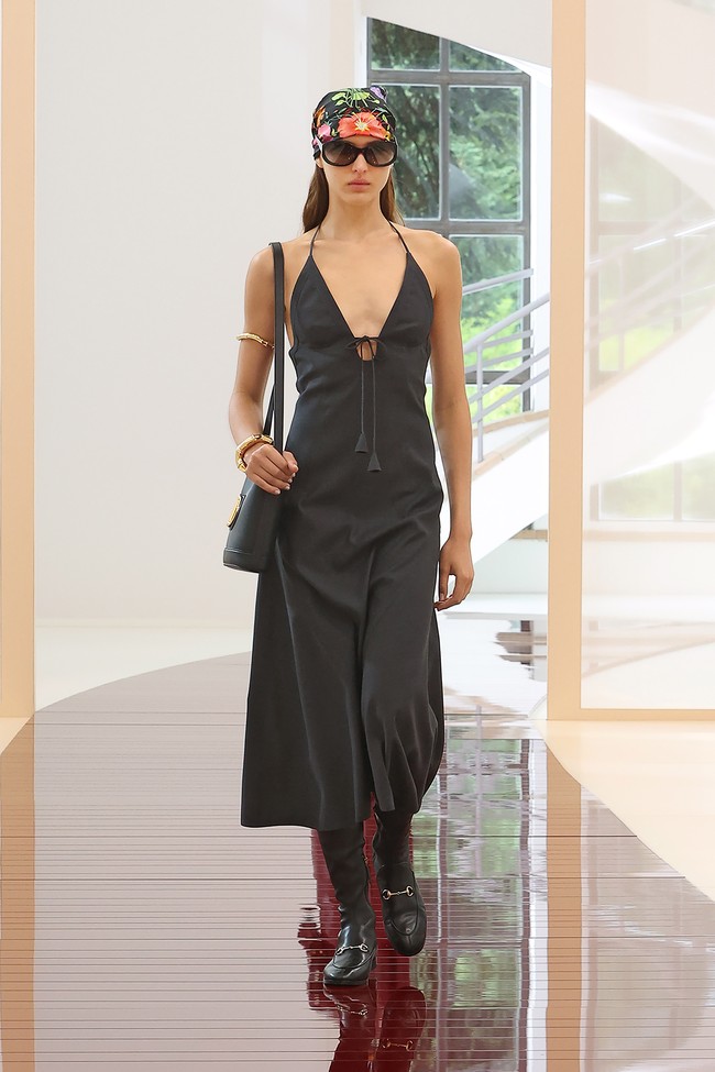 Koleksi terbaru Gucci untuk Spring/Summer 2025 tampil dengan sentuhan gaya era 60-an. Busana didominasi siluet H-line dan pas badan dengan rancangan minimalis. Foto: Dok. Gucci.