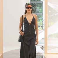 Koleksi terbaru Gucci untuk Spring/Summer 2025 tampil dengan sentuhan gaya era 60-an. Busana didominasi siluet H-line dan pas badan dengan rancangan minimalis. Foto: Dok. Gucci.