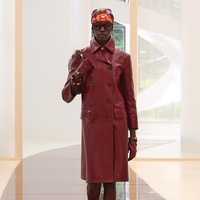 Koleksi terbaru Gucci untuk Spring/Summer 2025 tampil dengan sentuhan gaya era 60-an. Busana didominasi siluet H-line dan pas badan dengan rancangan minimalis. Foto: Dok. Gucci.
