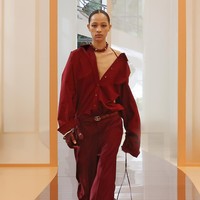 Koleksi terbaru Gucci untuk Spring/Summer 2025 tampil dengan sentuhan gaya era 60-an. Busana didominasi siluet H-line dan pas badan dengan rancangan minimalis. Foto: Dok. Gucci.