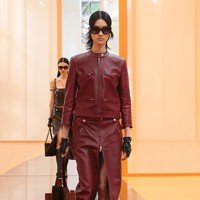Koleksi terbaru Gucci untuk Spring/Summer 2025 tampil dengan sentuhan gaya era 60-an. Busana didominasi siluet H-line dan pas badan dengan rancangan minimalis. Foto: Dok. Gucci.