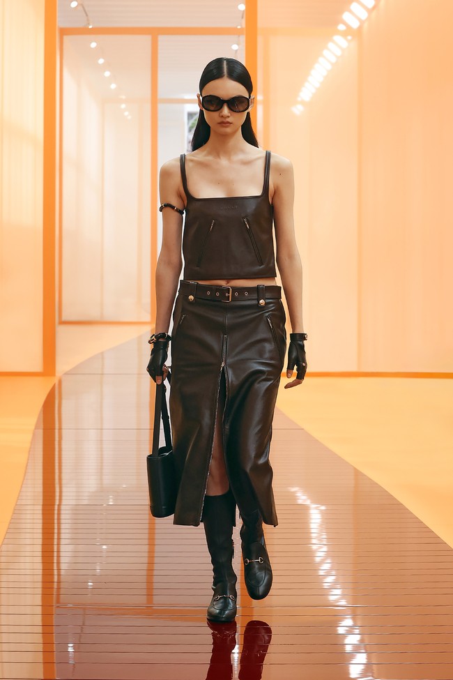 Koleksi terbaru Gucci untuk Spring/Summer 2025 tampil dengan sentuhan gaya era 60-an. Busana didominasi siluet H-line dan pas badan dengan rancangan minimalis. Foto: Dok. Gucci.