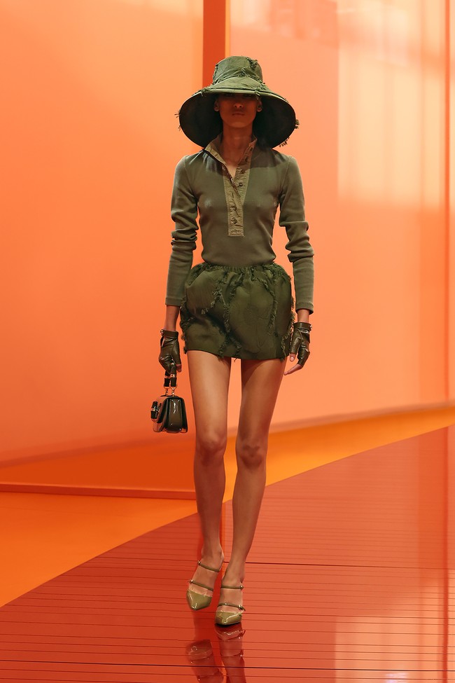 Koleksi terbaru Gucci untuk Spring/Summer 2025 tampil dengan sentuhan gaya era 60-an. Busana didominasi siluet H-line dan pas badan dengan rancangan minimalis. Foto: Dok. Gucci.