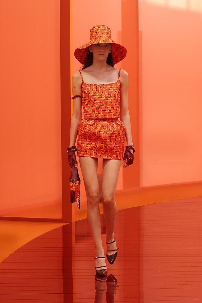 Koleksi terbaru Gucci untuk Spring/Summer 2025 tampil dengan sentuhan gaya era 60-an. Busana didominasi siluet H-line dan pas badan dengan rancangan minimalis. Foto: Dok. Gucci.