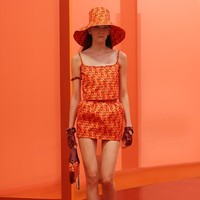 Koleksi terbaru Gucci untuk Spring/Summer 2025 tampil dengan sentuhan gaya era 60-an. Busana didominasi siluet H-line dan pas badan dengan rancangan minimalis. Foto: Dok. Gucci.
