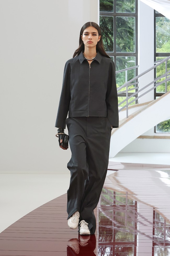 Koleksi terbaru Gucci untuk Spring/Summer 2025 tampil dengan sentuhan gaya era 60-an. Busana didominasi siluet H-line dan pas badan dengan rancangan minimalis.  Foto: Dok. Gucci.