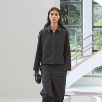 Koleksi terbaru Gucci untuk Spring/Summer 2025 tampil dengan sentuhan gaya era 60-an. Busana didominasi siluet H-line dan pas badan dengan rancangan minimalis.  Foto: Dok. Gucci.