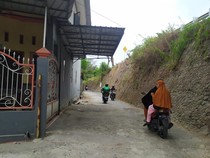 Viral Warga Parkir Mobil-Bangun Garasi Sampai Halangi Jalan, Ingat Itu Haram!